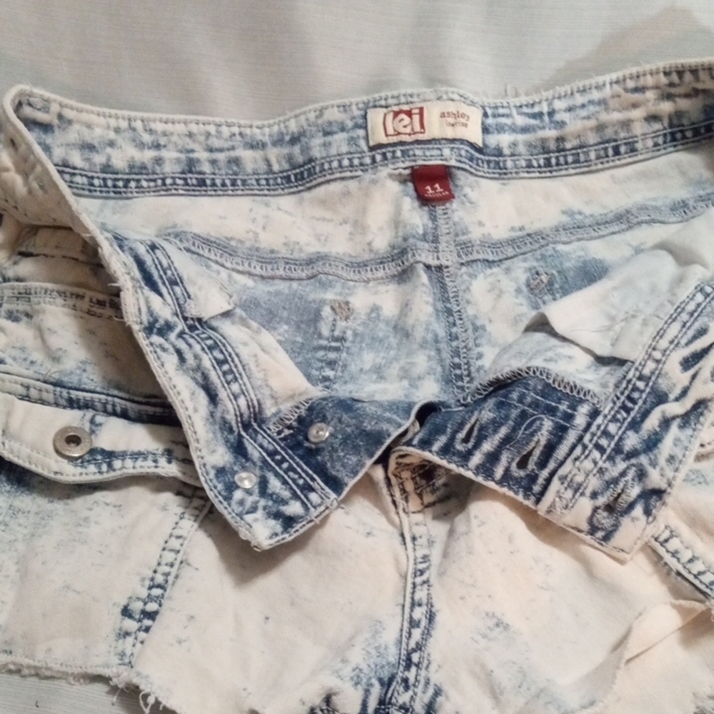 Distressed Blue and White Jean Shorts Ashley Lowrise Size 11 - Picture 8 of 10